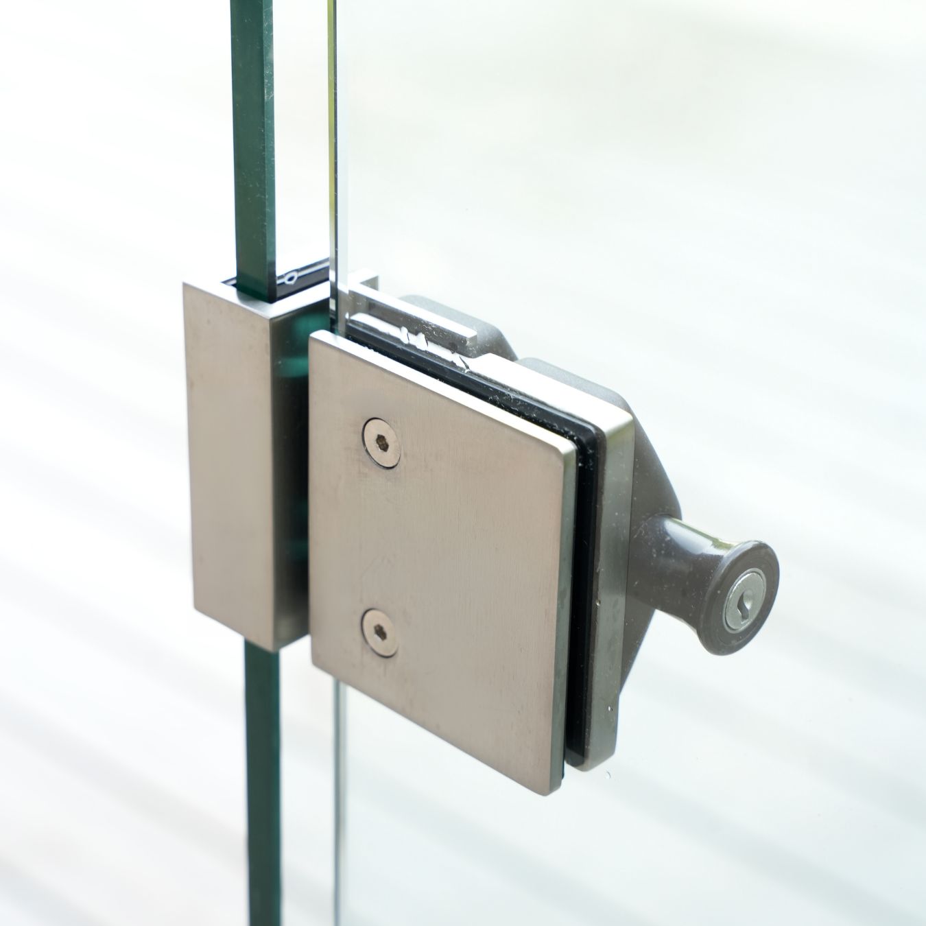 frameless-glass-gate-latch-wall-mount