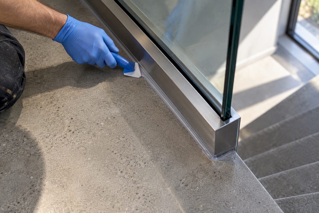 Installer sealing railing base shoe joint