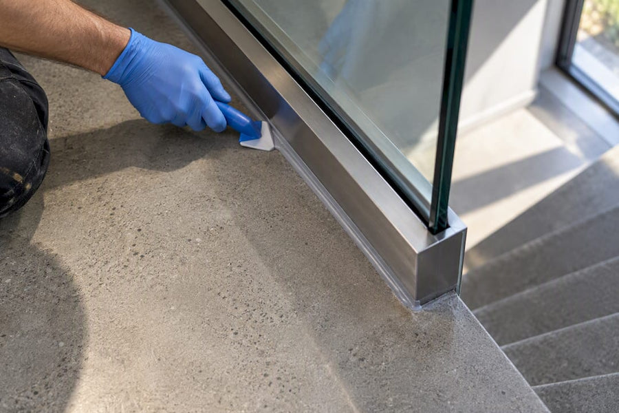 Installer sealing railing base shoe joint