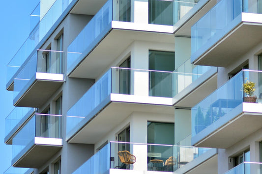 Glass Railings: Safe and Elegant Customization