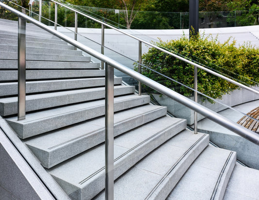 Glass Railings vs. Traditional Railings – Choosing the Best Option