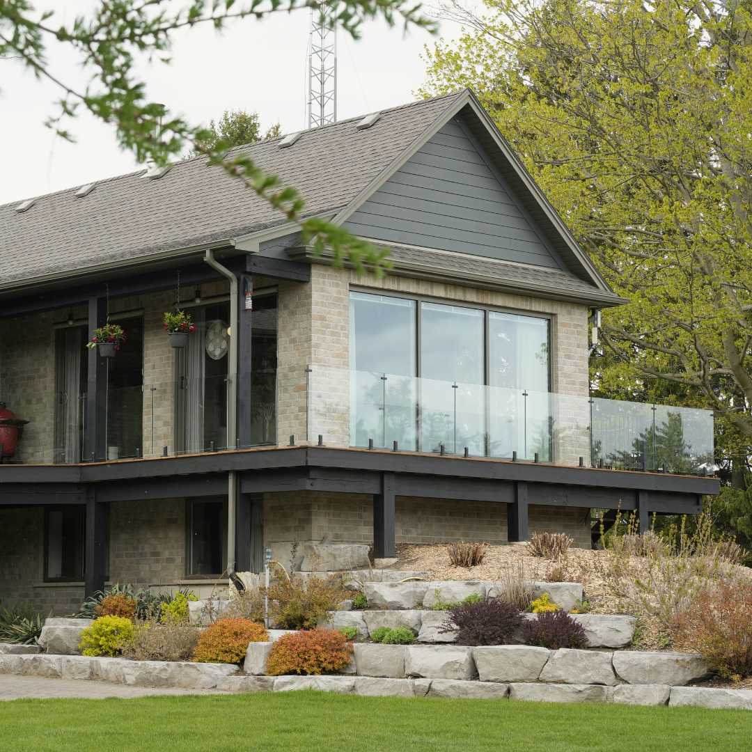 Glass railing wrapping around a deck corner