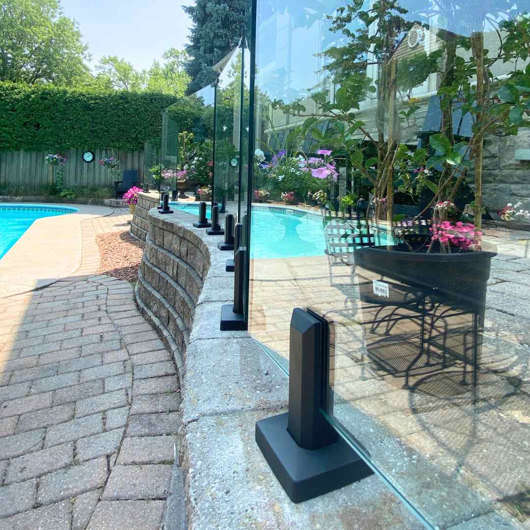 Glass railing spigot holding a tempered glass panel