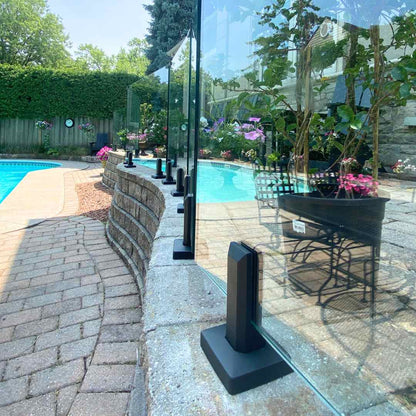 Glass railing spigot holding a tempered glass panel
